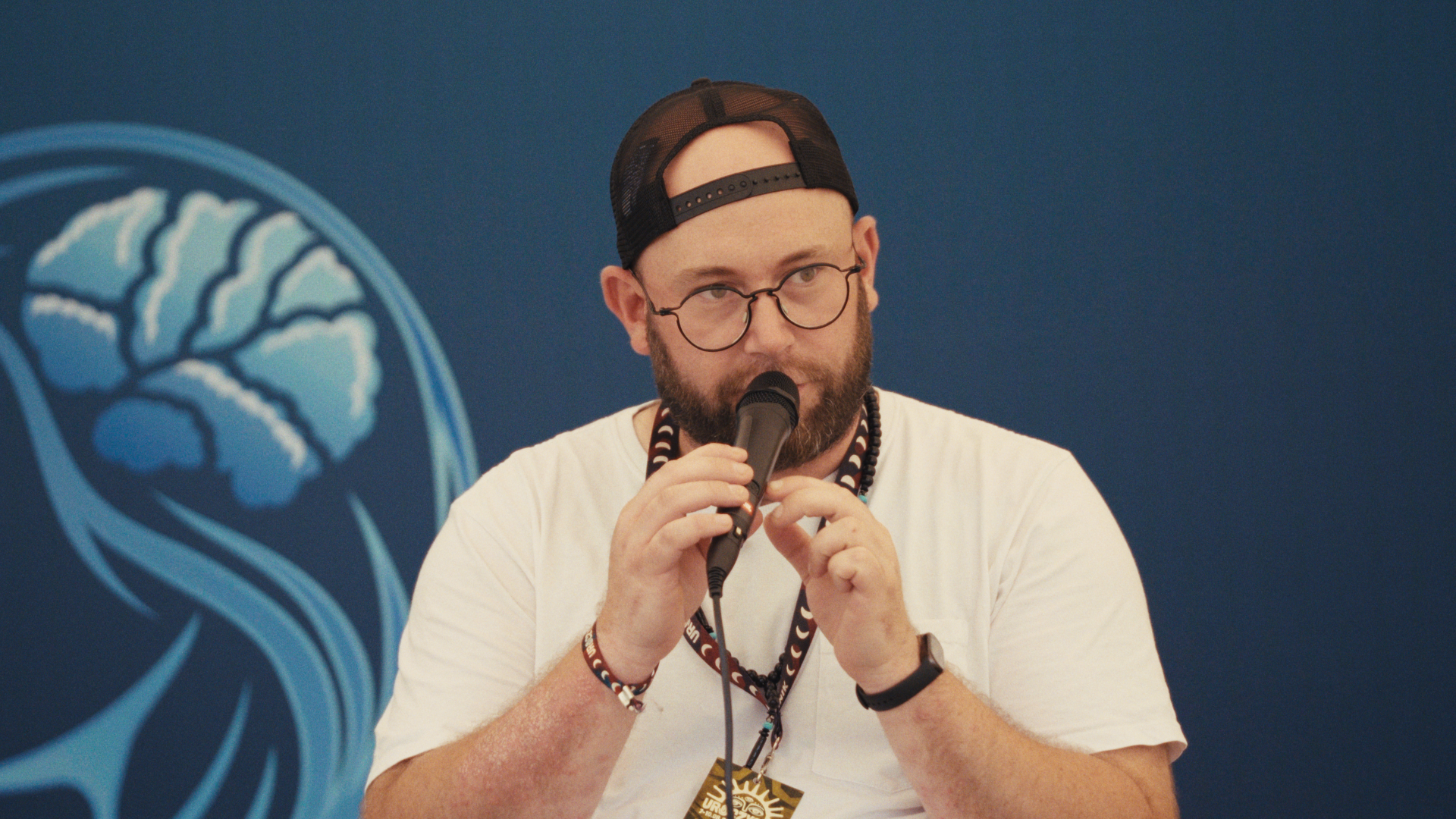 Piotr Matejuk podczas wystąpienia