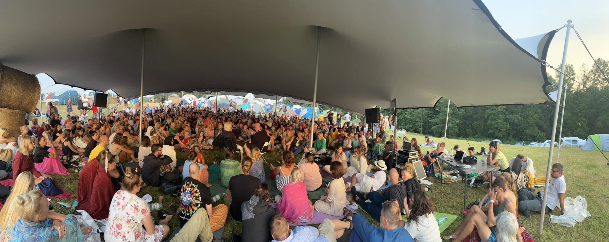 Wykład na festiwalu — namiot główny